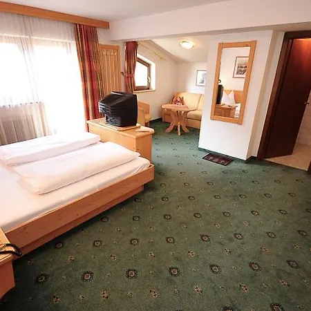 Garni Strasser Aparthotel 4*